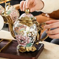 Service à thé Anglais Blanc et Doré à Fleurs en Porcelaine - vue 2
