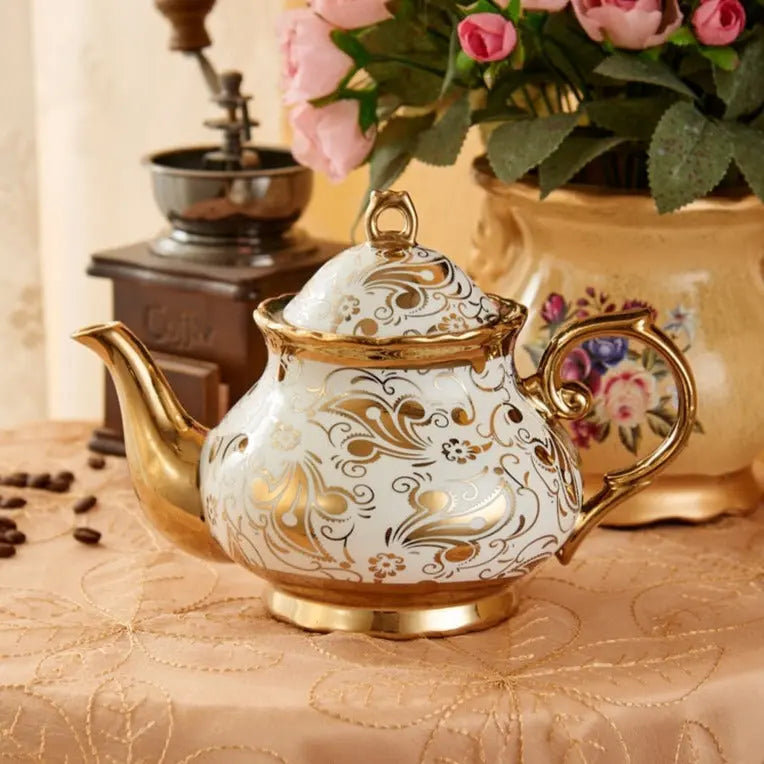 Théière anglaise en porcelaine blanche et dorée