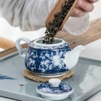 Théière Chinoise en Porcelaine Blanche et Bleue à Fleurs 200ML - vue 2