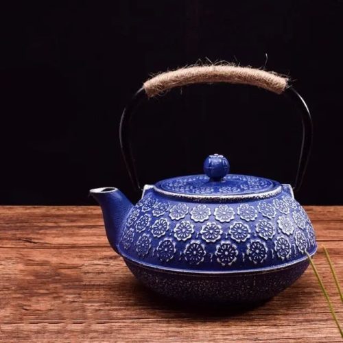 theiere-japonaise-en-fonte-bleue-a-fleurs-1.2l-1665511281 Théière Japonaise en Fonte Bleue à Fleurs 1L